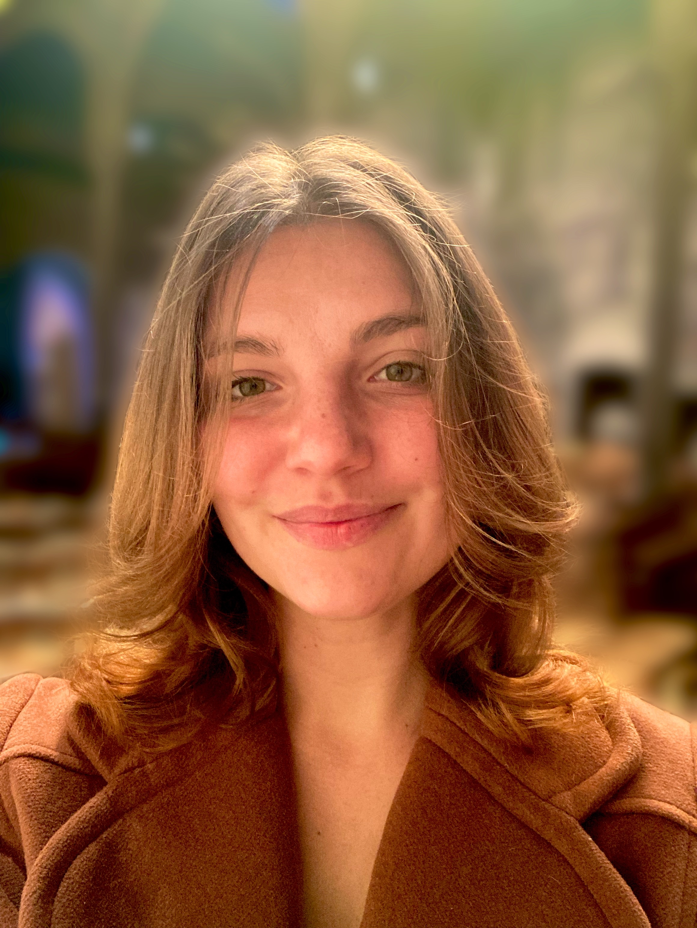 Portrait lumineux de Zoé Deleau dans une église